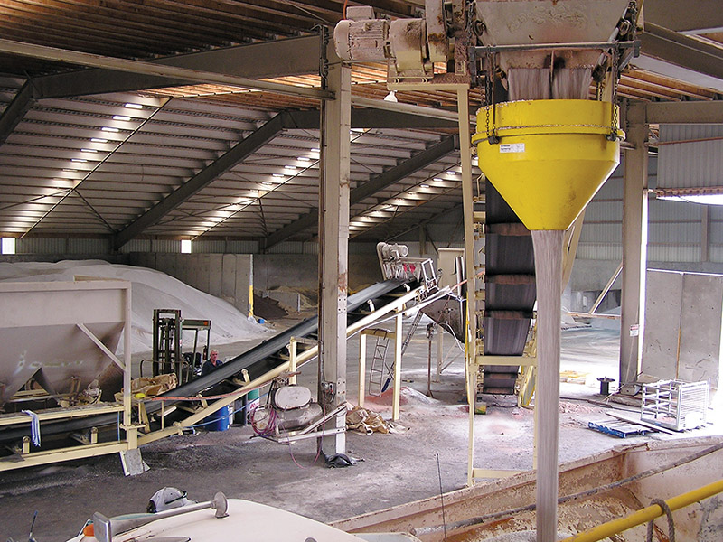 Dust suppression hopper