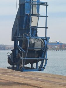 Ship trimming thrower